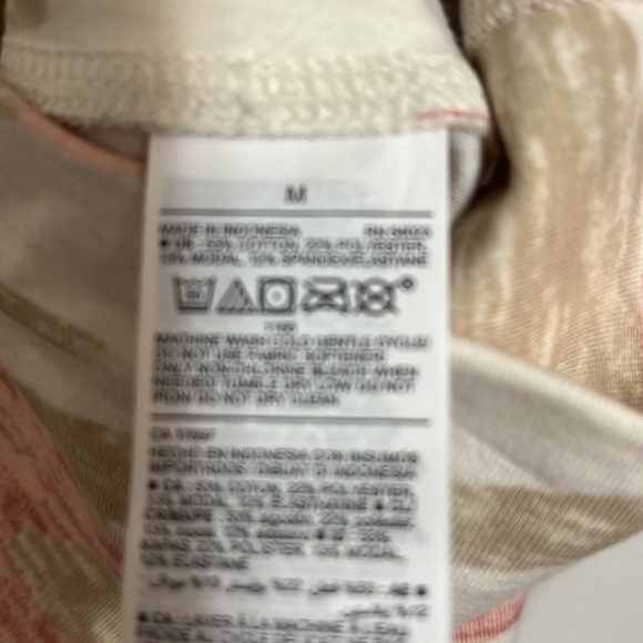 Pink camo leggings size M never worn ! - Picture 3 of 3